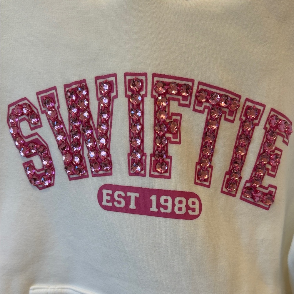 Lola + The Boys White Hoodie with Taylor Swift  'Swiftie' 8 girls NWT - Picture 7 of 12